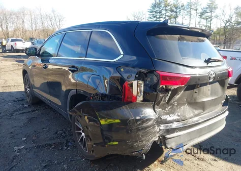 2018 Toyota Highlander Se из США, поврежденный, VIN 5TDJZRFH6JS553813